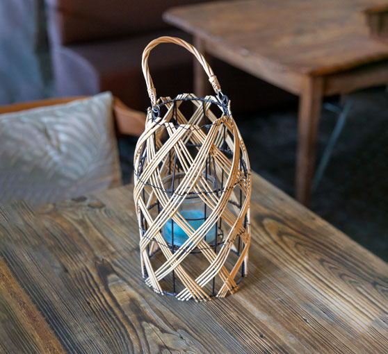 Panier et bougie restaurant aux couleurs gourmandes
